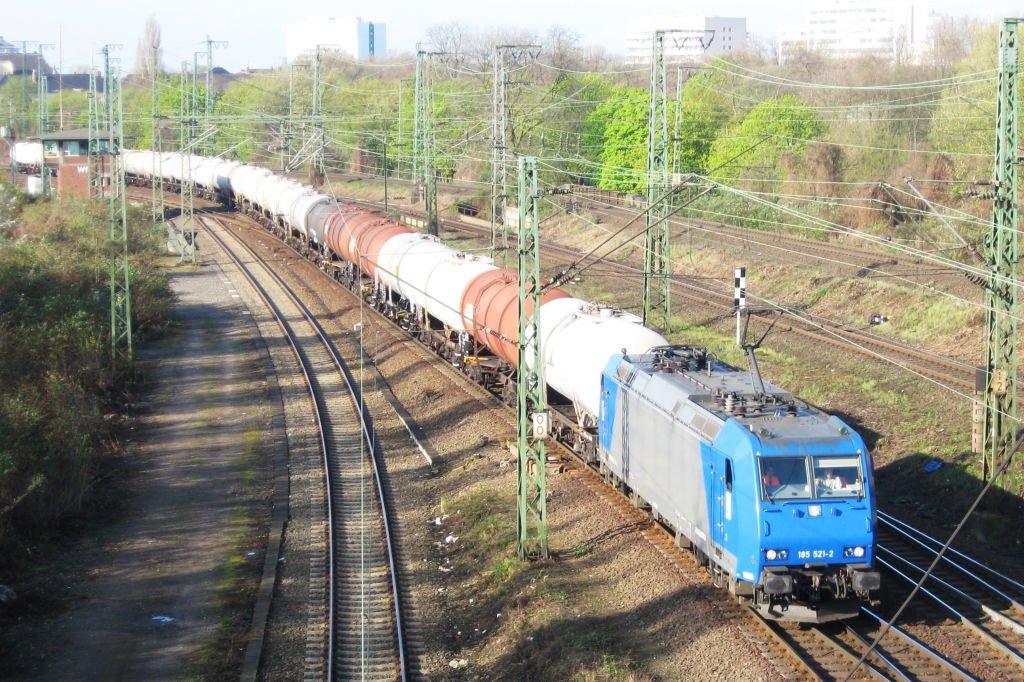 185 521 mit HGK Aufkleber fotografiert durch das Oberleitungs- und Mastengewirr an der Fugngerbrcke am Mediapark in Kln am 08.04.09