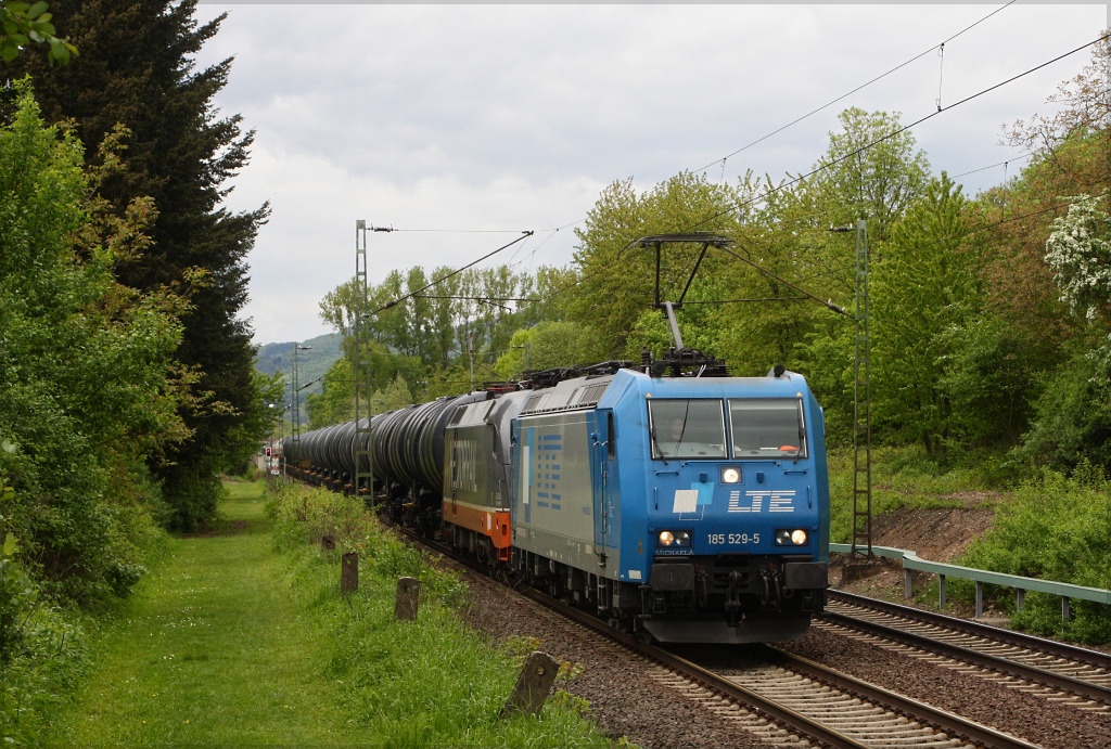 185 529 der LTE plus  Ferdinand  (242.516 von Hectorrail) und einem Kesselzug in Richtung Sden am 10.05.13 in Unkel.  Ferdinand  wurde nach Linz berfhrt um dort fr den Einsatz in Schweden vorbereitet zu werden. 