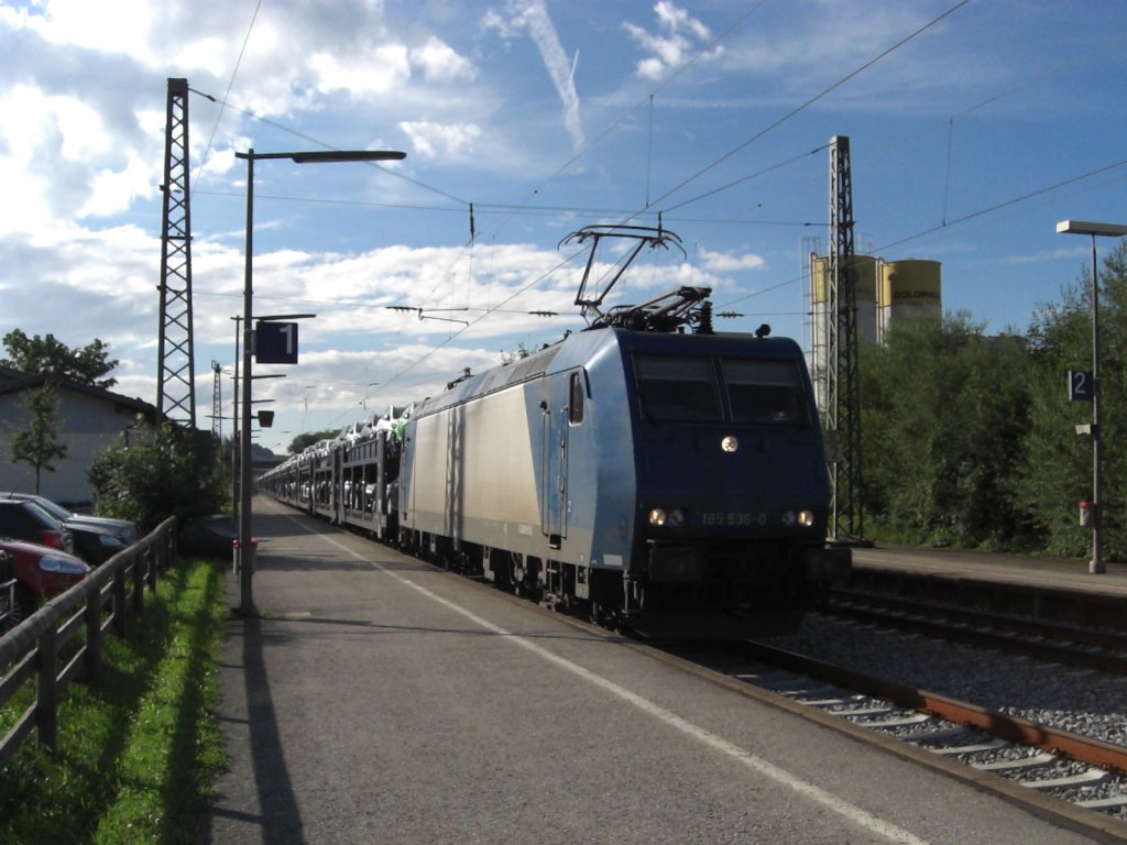 185 536-0 durchfhrt am 22. Juli 2010 den Bahnhof von Bernau am Chiemsee.