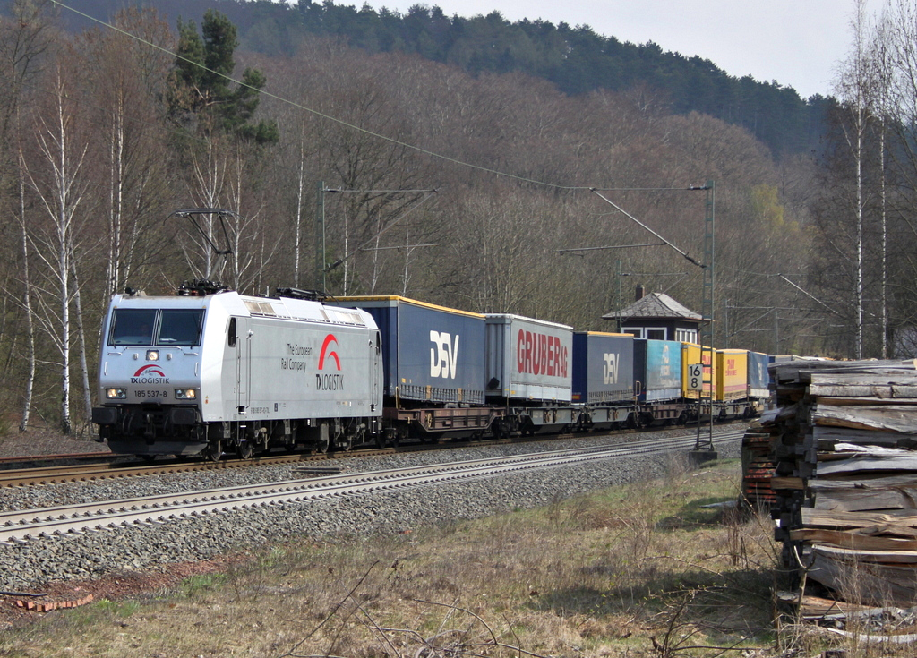 185 537 von TX mit Gterzug am 04.04.12 in Vollmerz
