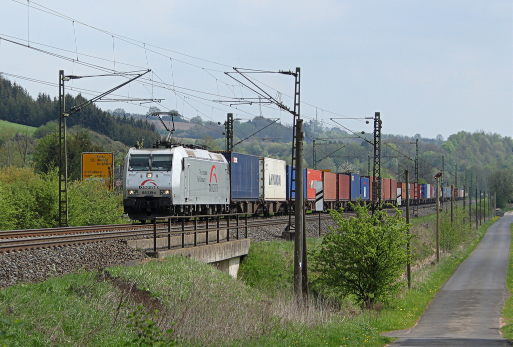 185 539 von TX mit Containerzug am 01.05.12 in Haunetal Rothenkirchen