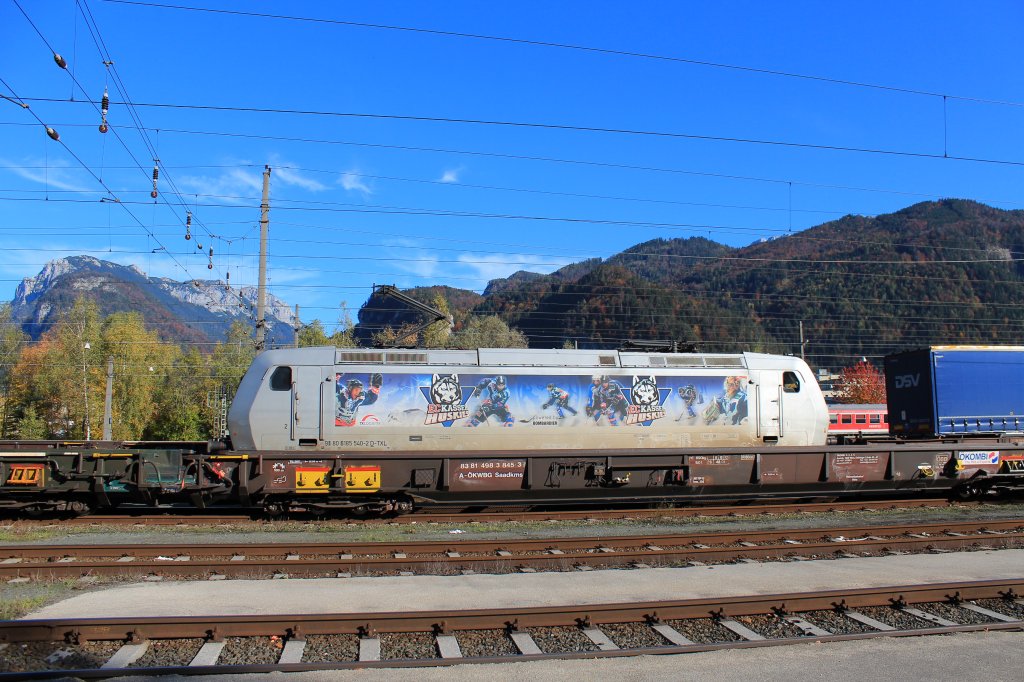 185 540-2 wirbt derzeit fr den Eishockey-Club der  Kassel Huskies . Aufgenommen am 21. Oktober 2012 im Bahnhof von Kufstein/Tirol.