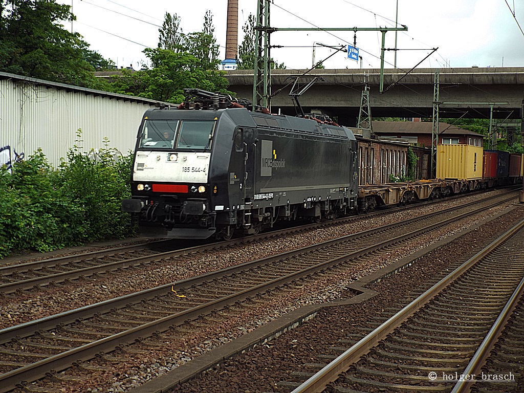 185 544-4 der mrce ist am 25.06.13 mit einen intermodal durch harburg gefahren