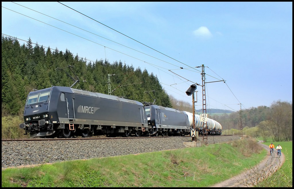 185 545 und 185 555 mit Kesselwagenzug am 21.04.13 bei Hermannspiegel