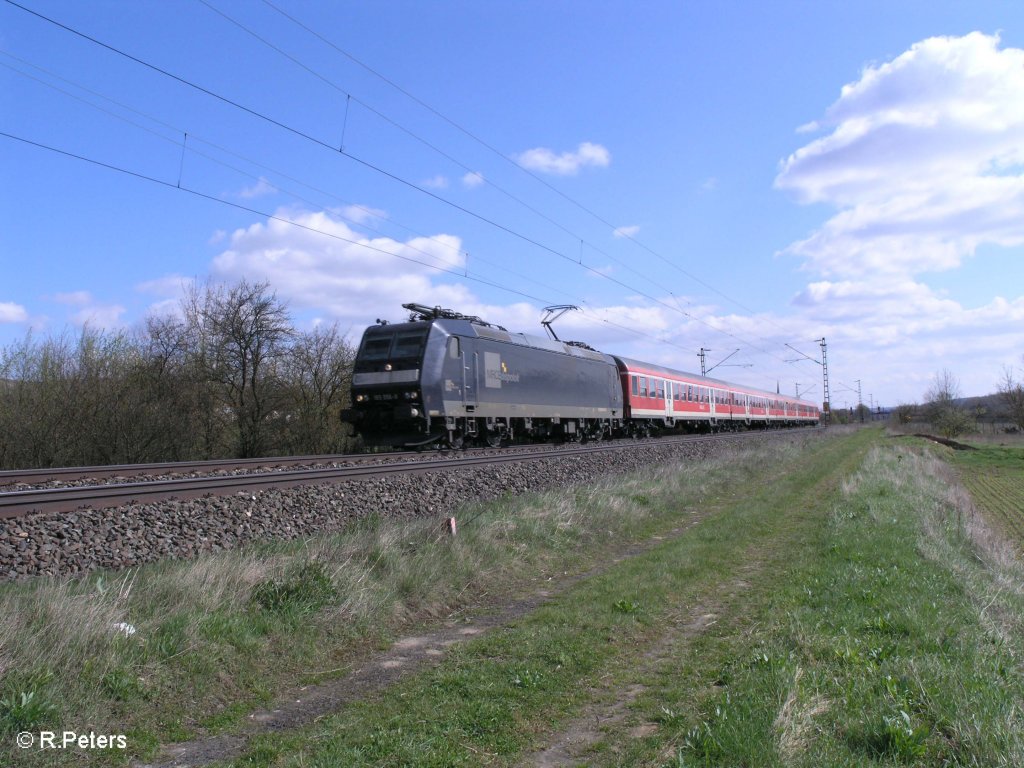 185 552 zieht ein RE Frankfurt/Main bei Thngersheim. 10.04.10