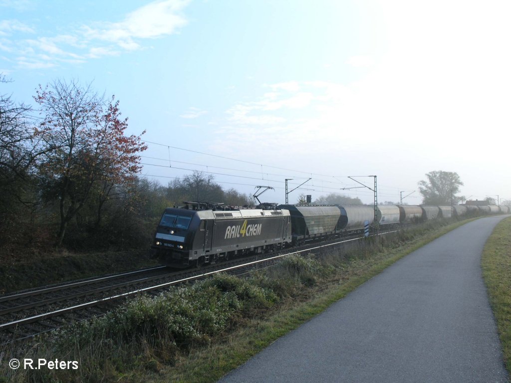 185 563-4 zieht ein Getreidezug bei Plling durch die Kurve. 25.10.08