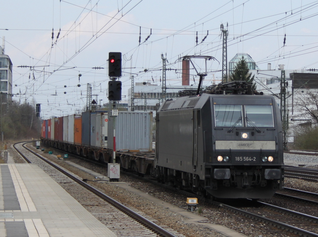 185 564 von boxxpress mit Containerzug am 03.04.12 in Mnchen Heimeranplatz