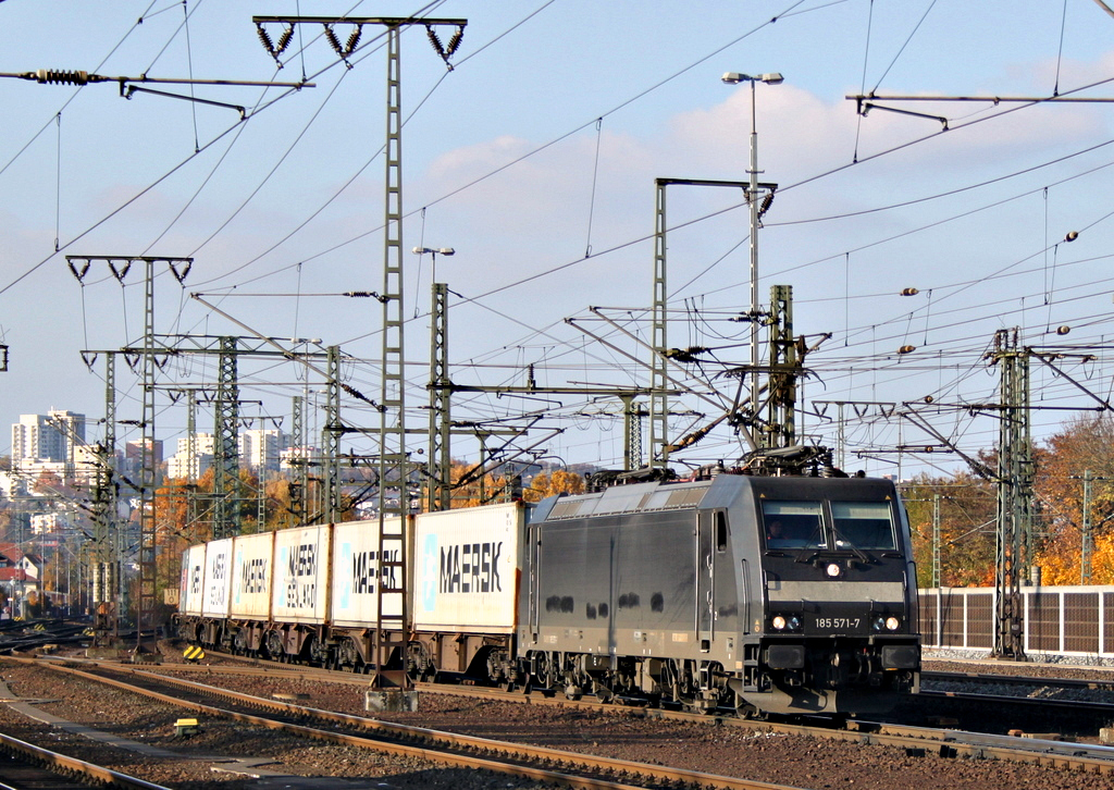 185 571 von boxxpress mit Containerzug am 31.10.11 in Fulda