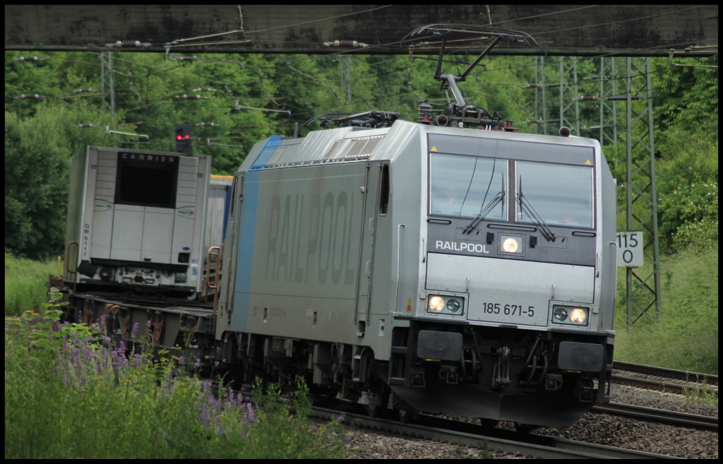 185 571 (TXL/Railpool) mit Gterzug am 22.06.13 in Gtzenhof