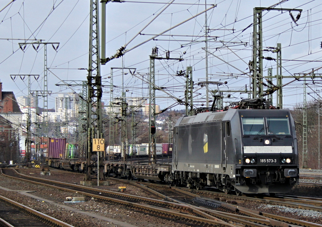 185 573-3 mit Gterzug am 16.02.12 in Fulda