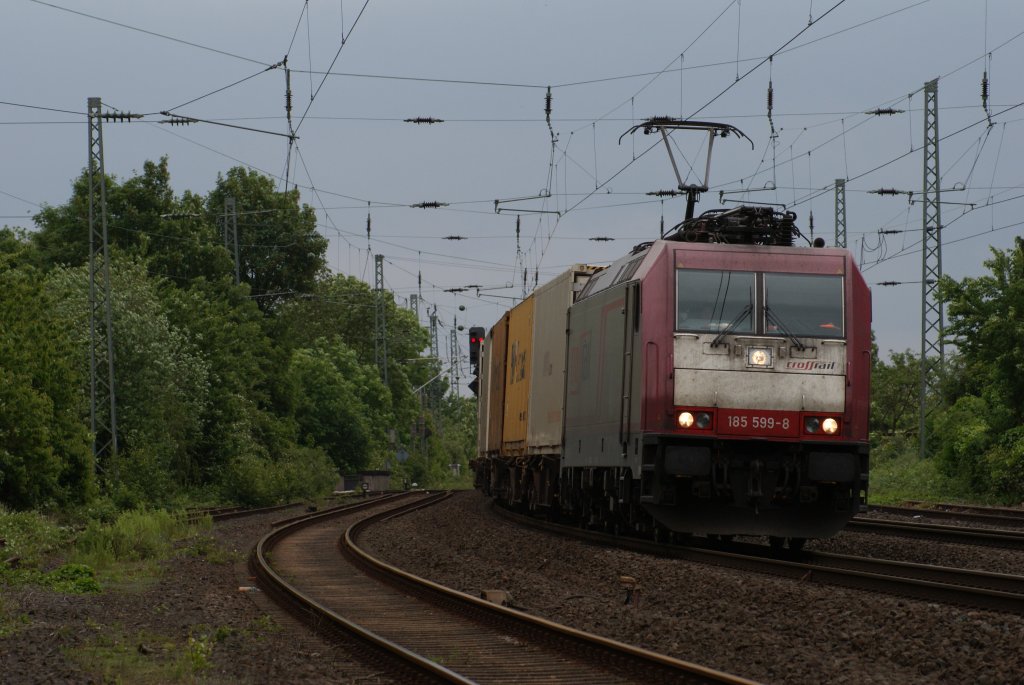 185 599-8 mit einem Containerzug in Neuss Norf am 30.05.2010