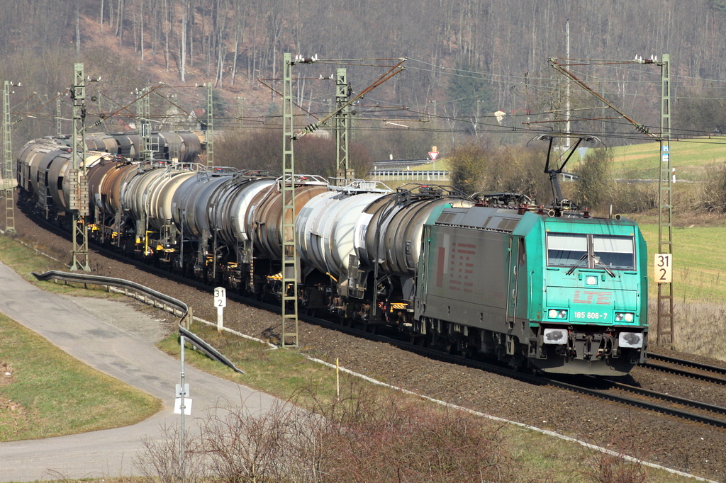 185 608 der LTE mit Gterzug am 17.03.12 bei Harrbach