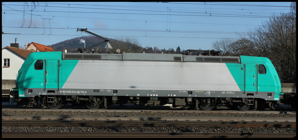 185 614 von TX mit LKW Walter KLV am 12.01.13 in Fulda