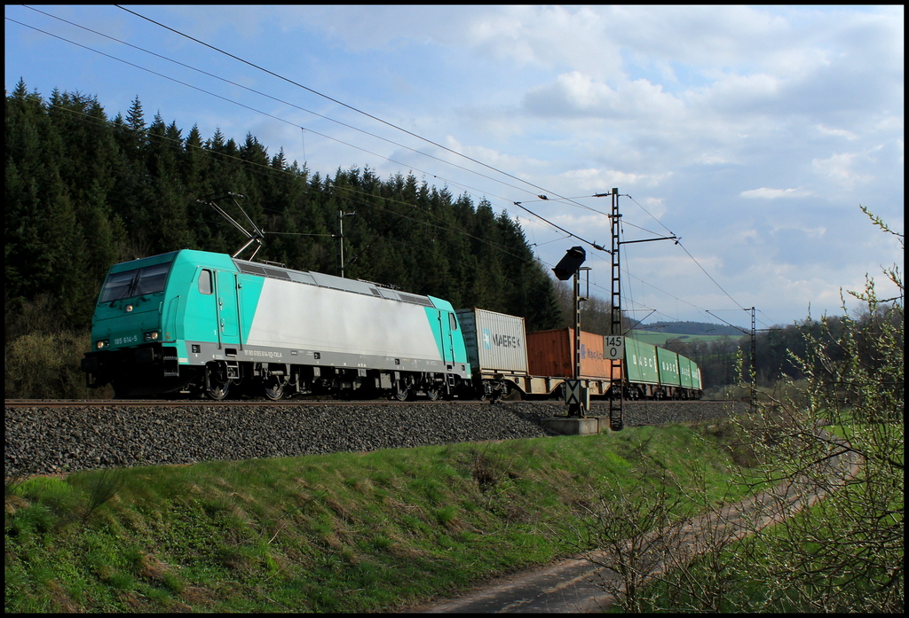 185 614 von TXL mit Containerzug am 18.04.13 bei Hermannspiegel