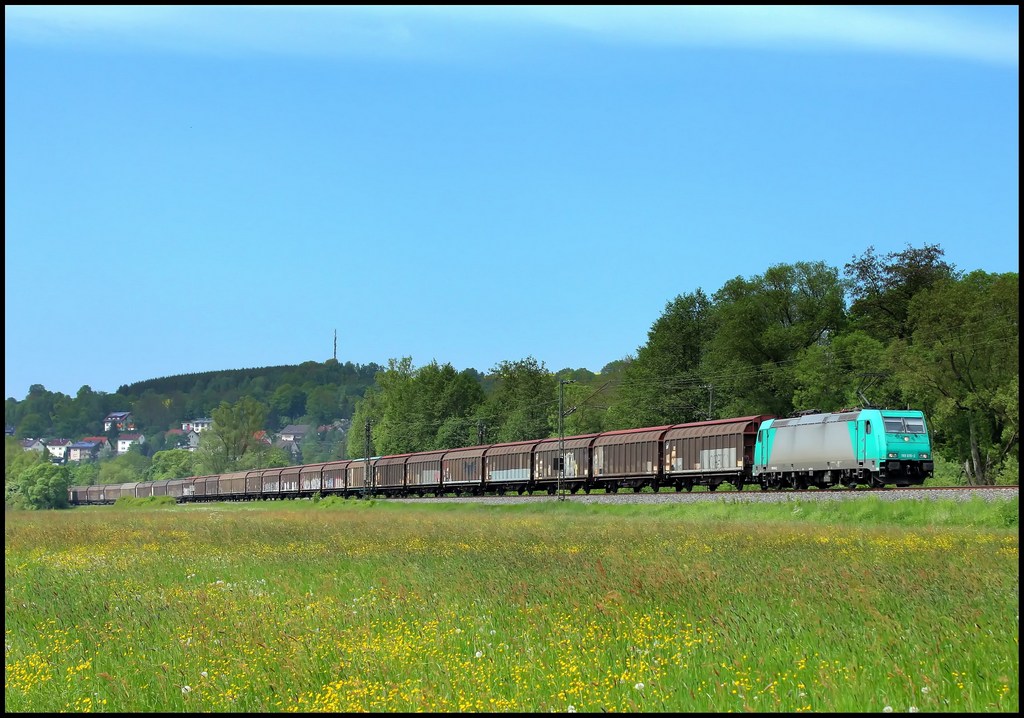 185 615 von TX Logistik mit Gterzug am 19.05.13 bei Hnfeld