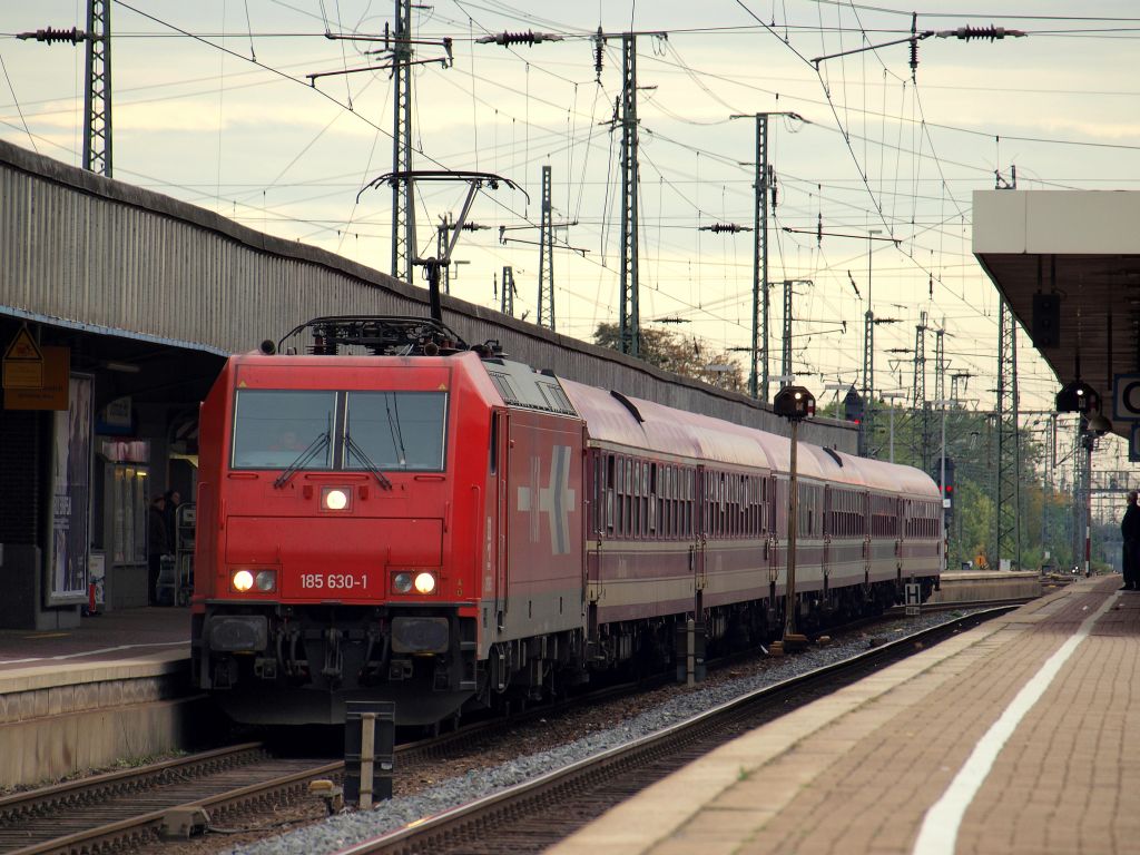 185 630-1 der HGK kam mit einem Sonderzug nach Cochem (Mosel) in den Dortmunder Hbf gefahren und machte hier eine kleine Pause. Gesehen am 23.10.