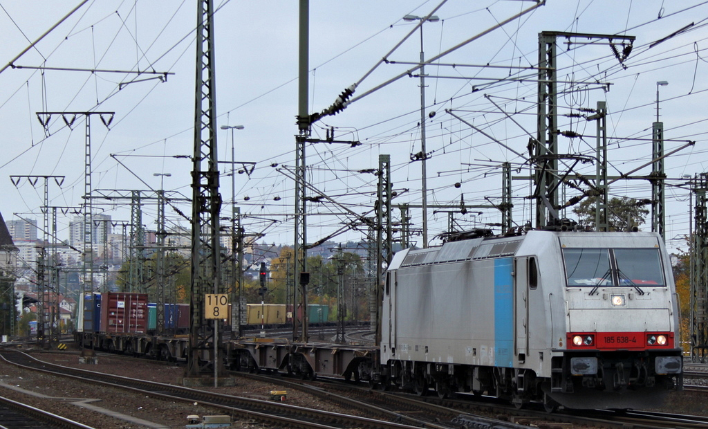 185 638-4 mit Containerzug am 25.10.11 in Fulda