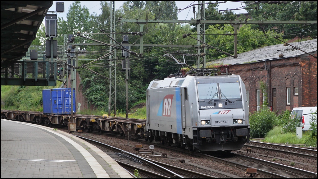 185 673 von der EVB (bei Railpool angemietet) durchfuhr am 19.08.11 Hamburg Harburg mit einem sprlich ausgelasteten Containerzug.