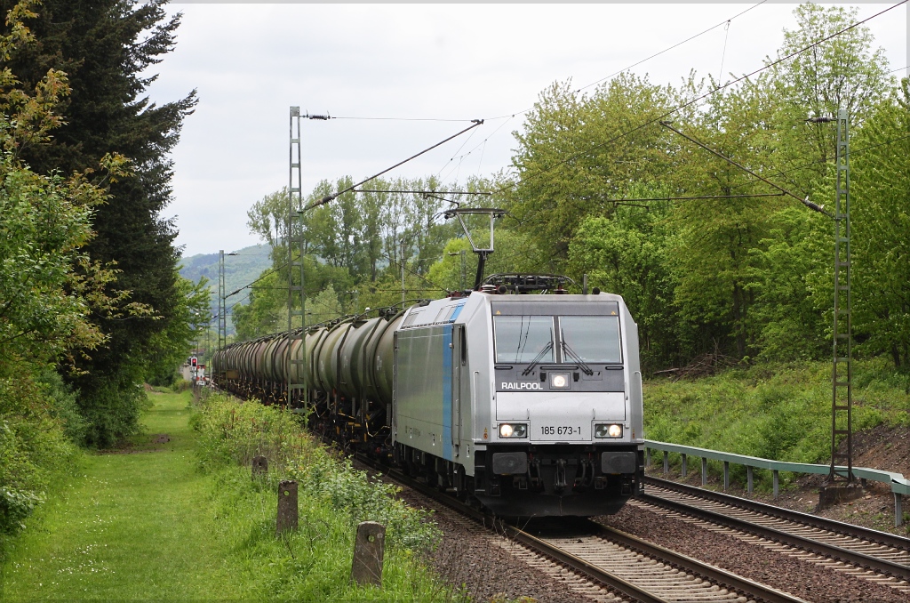 185 673 mit Kesselzug in Richtung Sden am 10.05.13 in Unkel