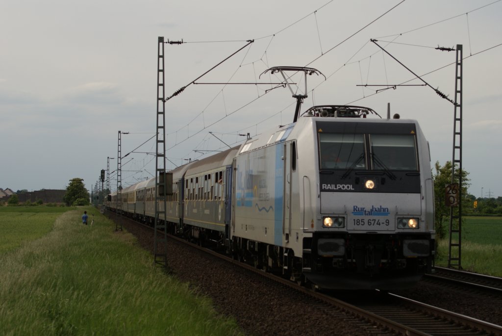 185 674-9 der Rurtalbahn mit einem Sonderzug von Essen Hbf nach Dren bei der Durchfahrt durch Neuss-Allerheiligen am 29.05.10