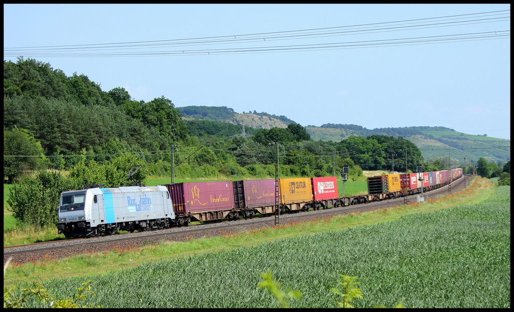 185 684 der Rurtalbahn mit Containerzug am 10.07.13 bei Harrbach