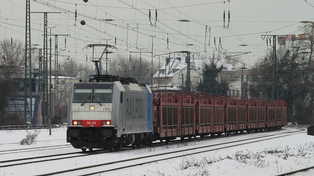 186 103 am 28.12.10 mit einem leeren Autozug in Kln West