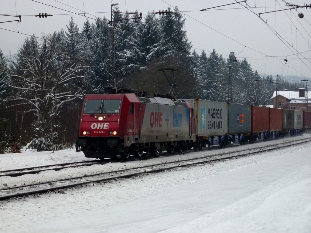 186 129-3  OHE+Knauf  mit Containerzug am 30.12.10 in Jossa