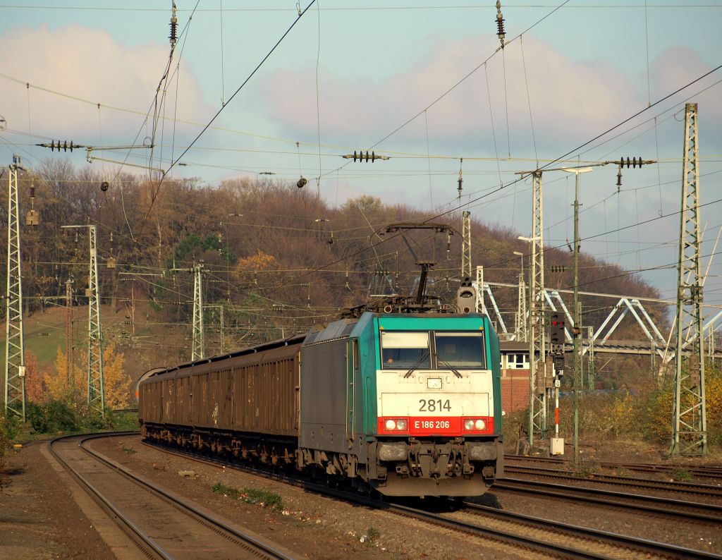 186 206 fuhr mit einem Gterzug bestehend aus Schiebewandwagen durch Kln-West am 20.11