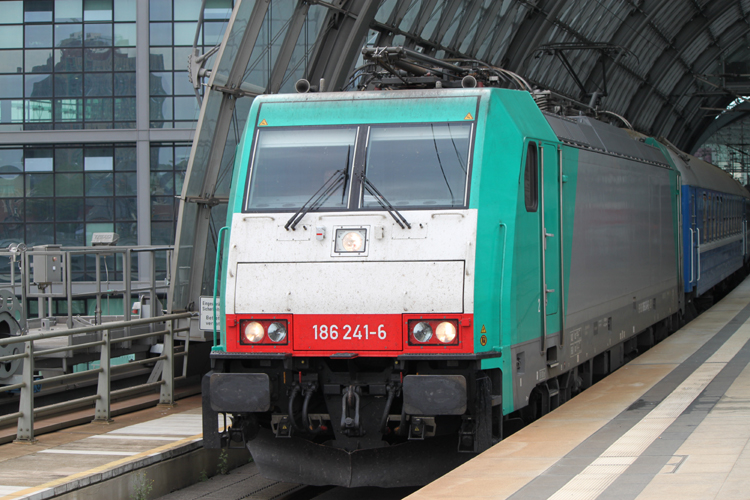 186 241-6 mit D443 von Berlin-Zoologischer Garten Richtung 
Moskva Belorusskaja kurz vor der Ausfahrt im Berliner Hbf.(12.08.10)