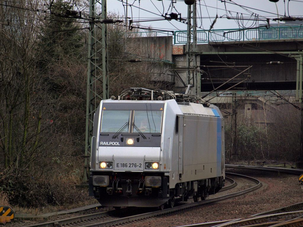 186 276-2 von Railpool fuhr im Auftrag von der OHE am 15.1 durch den Harburger Bahnhof. 