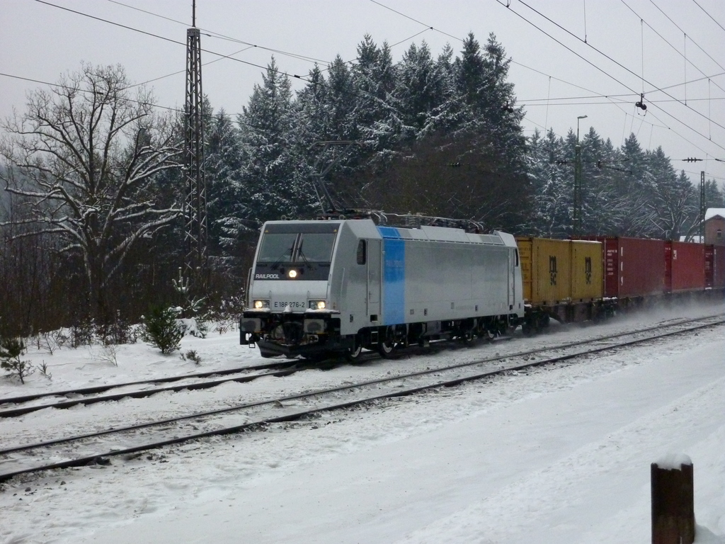 186 276-2 Railpool/OHE mit Containerzug am 30.12.10 in Jossa