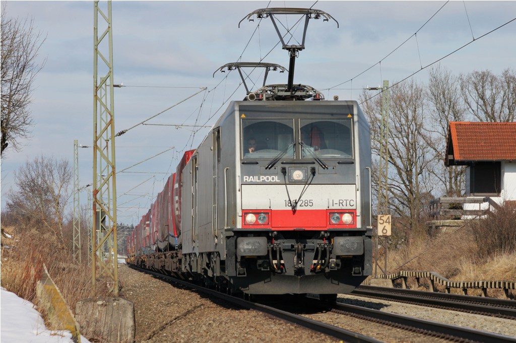 186-285 von Railpool mit Schwesterlok und KLV-Zug am ehemaligen Blockwrterhuschen Hilperting (Mnchen-Rosenheim) am 8.2.2011.