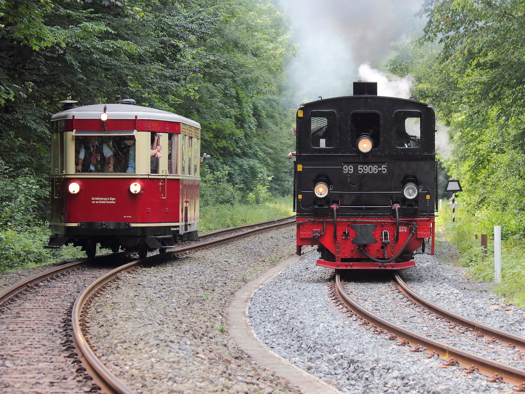 187 001-3 (GHE T1) und 99 5906-5 am 13. Juli 2013 bei der Ausfahrt aus dem Bahnhof Eisfelder Talm�hle. 