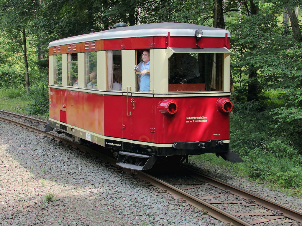 187 001-3 (GHE T1) am 13. Juli 2013 bei der Ausfahrt aus dem Bahnhof Eisfelder Talm�hle. 