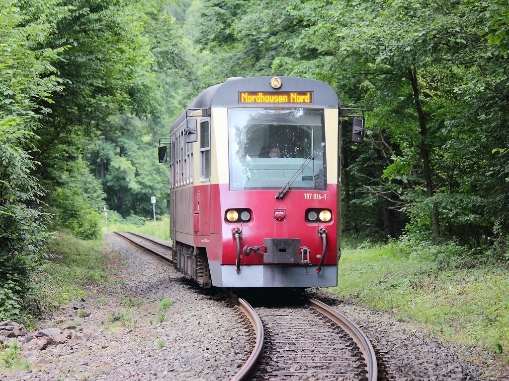 187 016-1 am 13. Juli 2013 bei der Einfahrt in den Bahnhof Eisfelder Talm�hle.