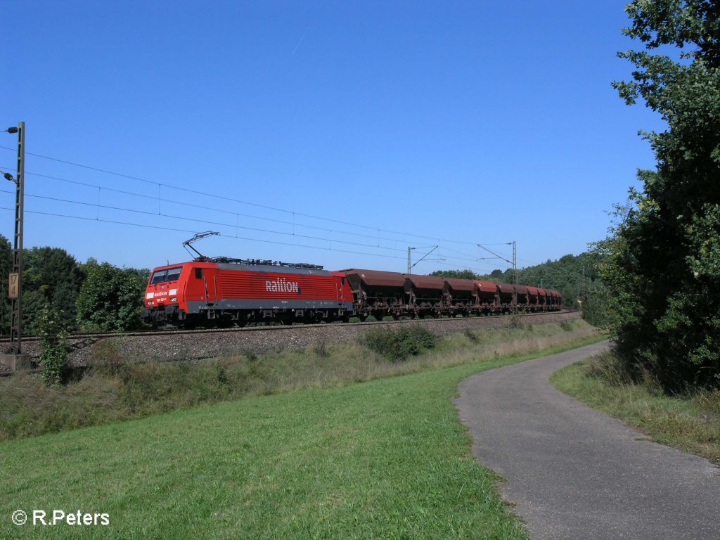 189 001-1 zieht ein Schotterzug durch die Kurve bei Edlhausen. 09.09.08