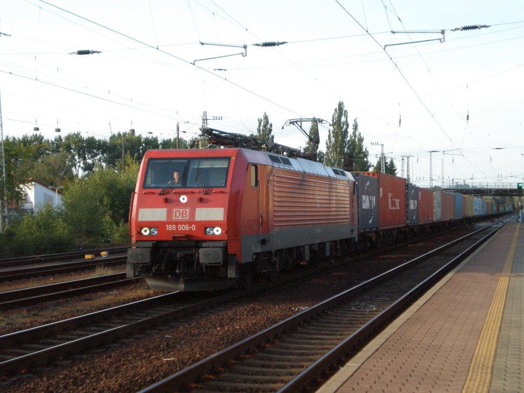 189 006 mit einem Containerzug in Elsterwerda.