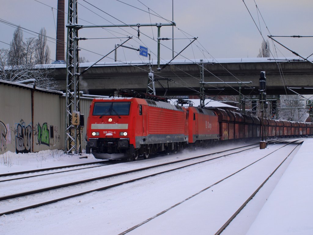 189 014 und eine unbekannte 152 zogen ein Erzbomber durch den Bahnhof Hamburg-Harburg.