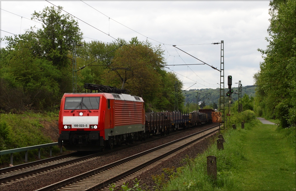 189 023 mit gemischtem Gterzug in Richtung Norden am 10.05.13 in Unkel