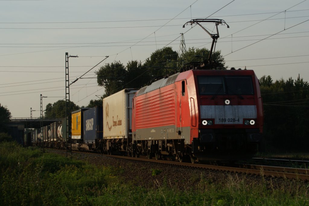 189 028-4 mit einem Containerzug in Neuss-Weienberg am 22.09.2010