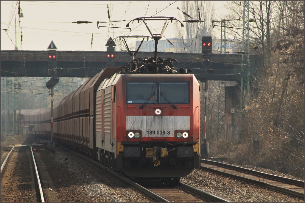 189 038 und 189 037 mit eine Erzzug in Richtung Kln am 12.03.11 in Bonn Beuel