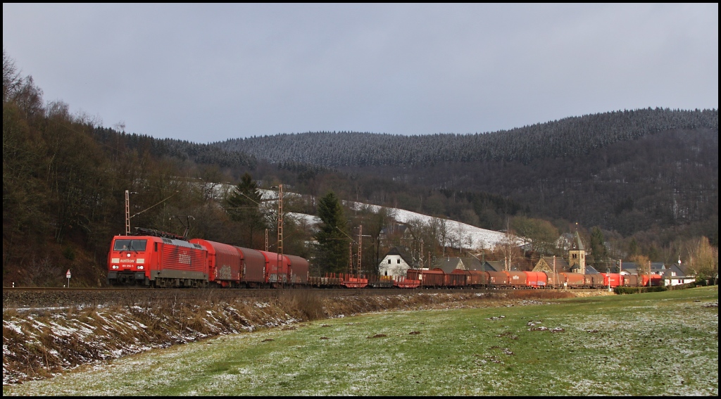 189 056 zieht hier am 24.01.12 einen Gterzug in Richtung Kreuztal durch Benolpe. Nachgeschoben wurde von 151 067.