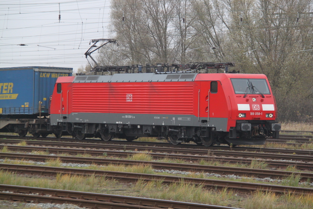 189 058-1 mit LKW Walther von Rostock-Seehafen nach Verona kurz vor der Ausfahrt im Bahnhof Rostock-Seehafen.16.11.2012