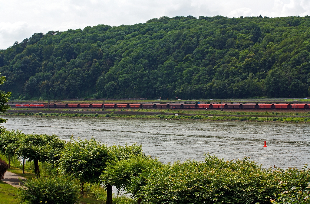 189 067-2 und 189 040-9 mit Erzzug fahren am 04.07.2012  auf der linken Rheinseite, gegenber von Unkel (bei Rheinkilometer 636), aufwrts in Richtung Koblenz. 