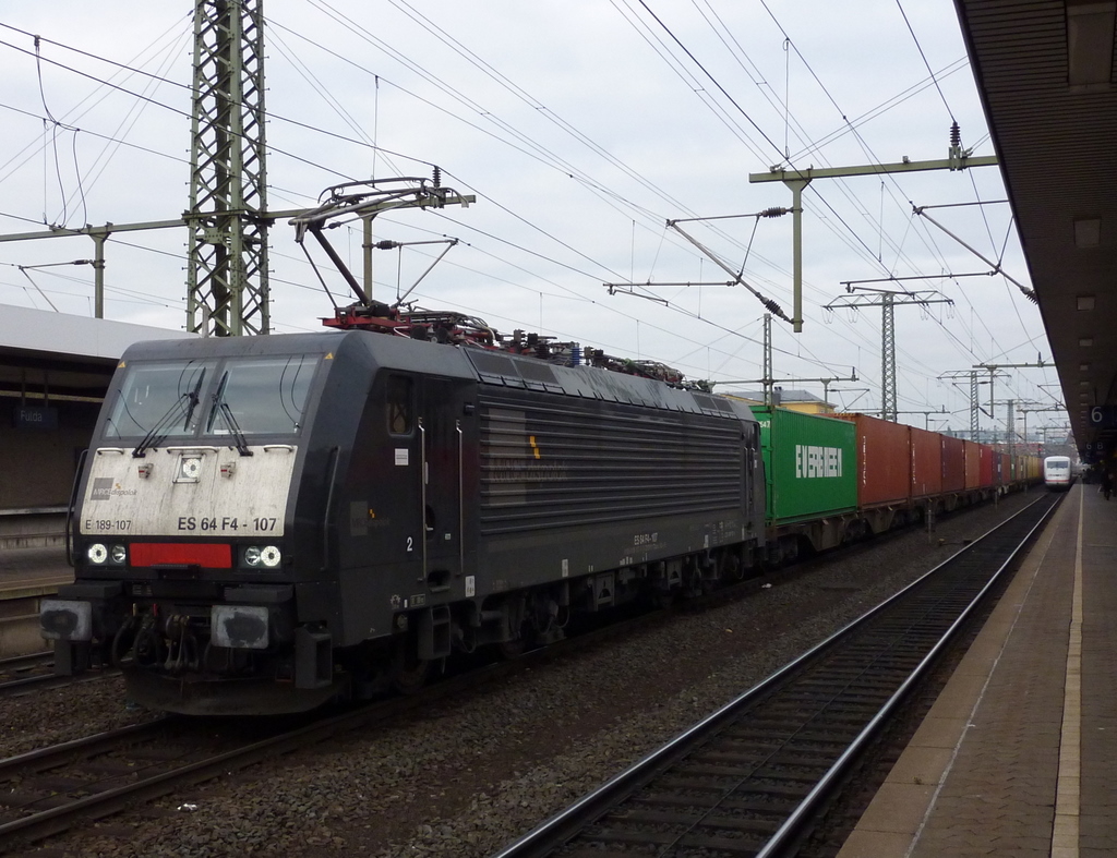 189 107 mit Containerzug am 20.11.10 in Fulda