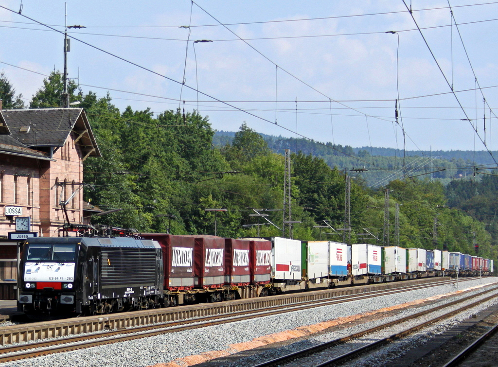 189 283 von TX mit Gterzug am 04.08.11 in Jossa