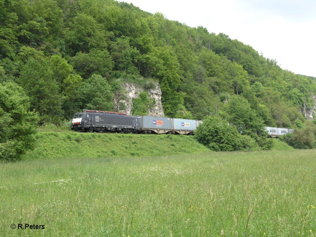 189 287 mit Containerzug bei Matting. 29.05.10