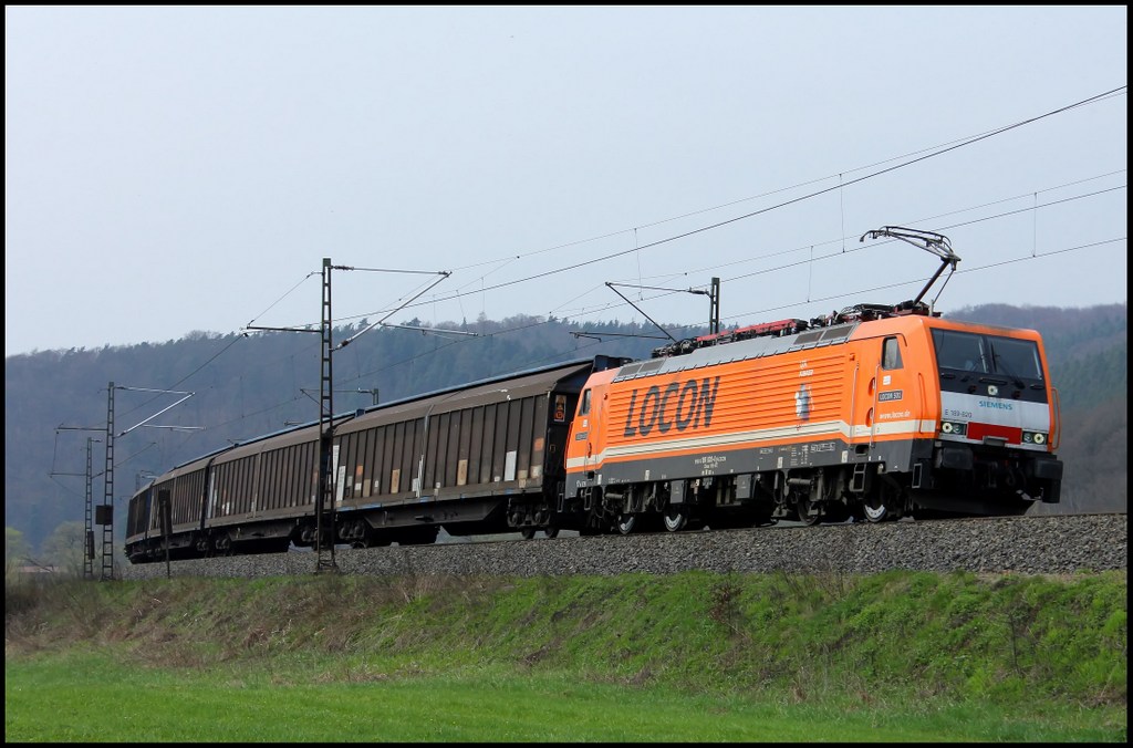 189 820 von Locon mit Gterzug am 21.04.13 bei Hermannspiegel