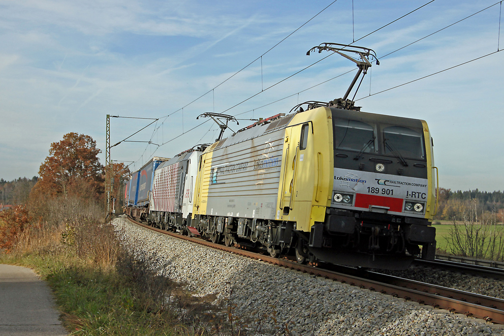 189 901 von MRCE (ex-Dispolok) hat offenbar einen  kleinen  Blechstupser vorne rechts erlitten. Gesichtet am 5.11.2011 auf der Fahrt in Richtung Rosenheim bei Weiching.