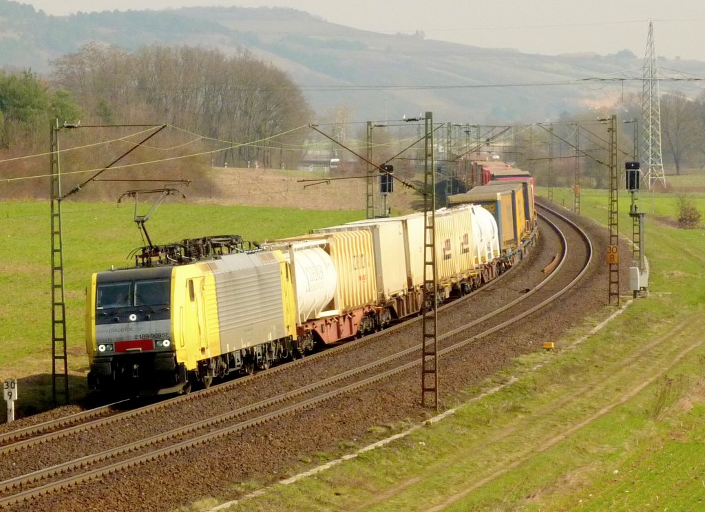 189 909 von TX mit Gterzug am 25.03.10 bei Harrbach